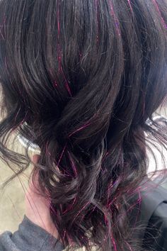 hair tinsel for summer #hair #hairtinsel #tinsel #cosmo #cosmoschool Tinsel On Dark Hair, Tinsel Hair Dark Hair, Pink Tinsel In Brown Hair, Tinsel Hair Black, Black Hair Tinsel