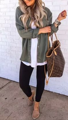 Stile Blair Waldorf, Adrette Outfits, Stylish Leather Jacket, Stylish Fall Outfits, Trendy Fall Outfits, Window Shopping, Teenager Outfits