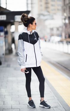 Workout Outfits Winter, Comfy Clothing, Fitness Outfits, Winter Workout, Athleisure Trend, Hello Fashion, Striped Long Sleeve Tee, Sport Chic, Fashion 101