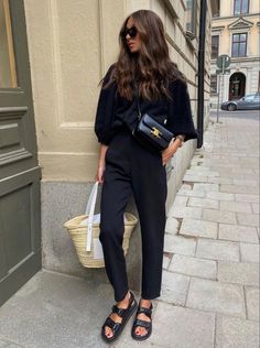 Mode Dope, Woman In Black, 여름 스타일, Wearing All Black, Stil Inspiration, Looks Street Style, Looks Black, Ținută Casual, Modieuze Outfits