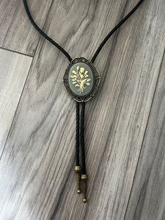 Our handmade bolo tie has a vintage bouquet on a cabochon. PERFECT for a wedding, groomsmen, or any special person in your life! The metal backing makes it easy to adjust and the cord stays put. *Makes a Great Gift*Pendant Size: 1.5 in x 1.25 inCord in Black Genuine Leather: 39in Bolo Tie Wedding Groom, Casual Tie Outfit, Bolo Tie Wedding, Vintage Flower Bouquet, Bolo Tie Men, Fall Thrift, Doc Hudson, Wedding Western, A Country Wedding