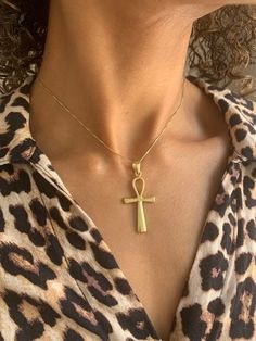 Cross Of Life Pendant made of Gold Vermeil: 18k Gold over Solid 925 Sterling Silver ☞ made to last. Matching Ring & Matching Earrings ☞ please ask meDetails:♥ Dimensions: Pendant Height 43mm, Width 19mm♥ Free Complimentary Chain♥ 18k Gold VermeilSKU P-00603 Egyptian Cross, Pendant Minimalist, Ring Matching, Gold Cross Necklace, Matching Ring, Gold Cross Pendant, Everyday Necklace, Necklace Minimalist, Matching Rings