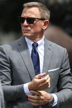 Daniel Craig spotted filming James Bond in London as he reveals bloodied hands and lip on set James Bond Sunglasses, Craig Bond, Jamesbond 007