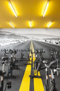 there are many bikes lined up on the yellow line in this bike shop with black and white background