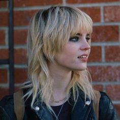 Soft Wolfcut, Fairycore Academia, Grunge Haircut, Mullet Hair, Marlene Mckinnon, Sophie Thatcher, Wolf Cut Hair, Blue Wolf, Aesthetic Hairstyles