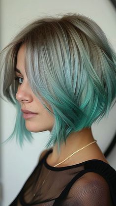 Dark Root Hairstyles, Long Front Bob Hairstyles, Teal Bob Hair, Teal Hair Ombre, Dye Ideas For Short Hair, Unique Hair Dye Ideas, Unique Hair Dye, Green Hair Ombre, Green Ombre Hair