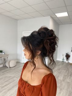 Bridal Updo Voluminous, Messy Updo Dark Hair, Wedding Hairstyles Unique, Grunge Wedding Hairstyles, Bridal Updos Dark Hair, Flowy Updo Wedding, Messy Wavy Updo, Bridesmaid Hair Dark, Vamp Updo