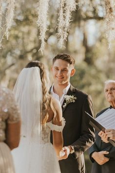 How to Write Wedding Vows in 2024: Groom Edition Wedding Photos Isle, Daytime Wedding Photos, Wedding Ceremony Shots, Cute Wedding Pics, Wedding Day Pictures Must Have, Wedding Photo Ideas Bride And Groom, First Kiss Wedding Pictures, Must Have Wedding Photos Couple