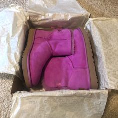 New In Box Size 11 Mini Ugg Boots Pink, Pink Ygg Bailed Bow, Pink Ugg With Bows, Pink Mini Ugg Boots, Uggs Bow Pink, Pink Uggs Bows, Baily Bow Pink Uggs, Pink Bailey Bow Ugg, Ugg Mini Bailey Bow