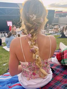 Festival Hair Flowers, Noah Kahan Concert Makeup, Noah Kahan Concert Hairstyles, Lumineers Outfit, Noah Kahan Concert Outfit Summer, The Lumineers Concert Outfit, Hair Styles For Concerts, Lumineers Concert Outfit, Rapunzel Inspired Hair