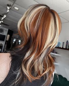 Calico hair is trending: This coppery, multidimensional color is one of fall’s hottest hair color trends with varying degrees of color blocking. Hair Color Ideas For Extensions, Calico Chunky Highlights, Fox Color Hair Dye, Calico Hair Dye, Blonde And Orange Hair, Purple And Orange Hair, Copper Shag, Red Hair With Lowlights, Calico Hair Color