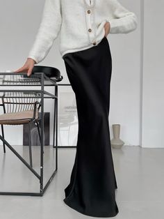 #dressing #dressesforwomen #dresstoimpress #outfitstyle #outfitideasforwomen #stylingtipps #styleideas #styleblogger #wardrobeessential #wardrobeideas #wardrobe #fashioninspiration #spring #summervibes #suitstyle #suitsforwomen Full Length Skirt For Night Out, Winter Evening Maxi Skirt, Solid Full Length Skirt For Night Out, Solid Full-length Skirt For Night Out, Full-length Solid Color Skirt For Night Out, Long Skirt For Evening Winter Wear, Elegant Skirt With Belt, Elegant High Waist Skirt With Belt, Black Belted Skirt For Evening