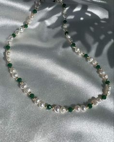 Green And Pearl Necklace, Green Pearl Bracelet, Homemade Pearl Necklace, Green Beaded Jewelry, Pearl Necklace Diy, Homemade Necklace, Green Pearl Necklace, Homemade Jewellery, Campus 00