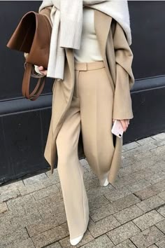 Long Camel Coat, Camel Coat Outfit, Minimalistic Outfits, Look Zara, Fall Fashion Coats, Beige Pants, Coat Outfits