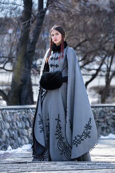 Fantasy Winter, Winter Cloak, Gaun Abad Pertengahan, Womens Costumes, Peacoats, Fantasy Dresses, Fantasy Gowns, Medieval Clothing, Medieval Dress