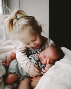 Sister Goals, Kids Goals, Baby Sleep Problems, Foto Baby, Newborn Shoot, Pregnant Mom, Lifestyle Newborn, Newborn Photoshoot