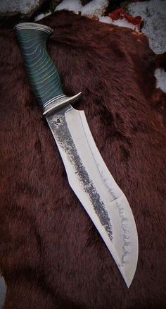 a knife that is laying on some fur