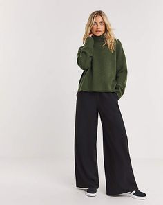 Wide Leg Trousers Winter Outfit, Wide Leg Black Trousers Outfit, Wide Leg Trousers Outfit Winter, Smart Casual Work Outfit Winter, Black Wide Leg Pants Outfit Casual, Wide Leg Trousers Outfit Casual, Black Trousers Outfit Casual, Wide Leg Pants Outfit Fall, Black Trousers Outfit Work