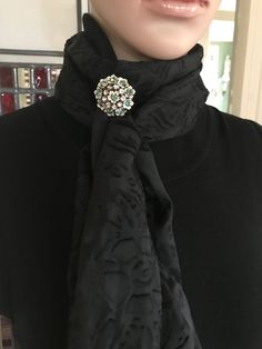 Scarf With Brooch, Outfits With Brooches, Brooch Pin Outfit Women, How To Wear Brooches, Styling Brooches, Brooch Outfit Ideas, Brooch Styling, Vintage Jewelry Ideas, How To Wear A Scarf