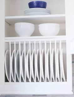 Kitchen Organization - Plate Rack Ideas - Remodelando la Casa Plate Rack Ideas, Cabinet Plate Rack, Wooden Plate Rack, Cabinet Organization Ideas, Cleaning Closet Organization, Kitchen Cupboard Organization, Kitchen Cabinet Organization Ideas, Kitchen Counter Organization, Crockery Unit