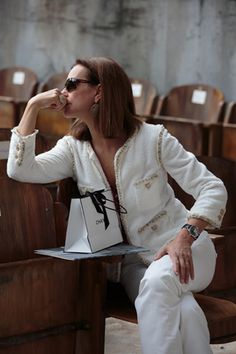 chanel Carole Bouquet, How To Have Style, Moda Chanel, White Elegance, Mode Chanel, Chanel Jacket, Chanel Couture, Grand Palais, French Chic