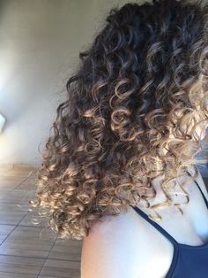 Carrie Bradshaw Hair, Milkshake Hair Products, Long Curly Haircuts, Hair Colorful, Highlights Curly Hair, Layered Curly Hair, Cabello Hair