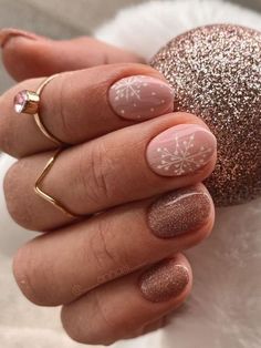 Neutral Snowflake Nails, Gel Nails December, Low Key Christmas Nails, Nude Christmas Nail Designs, Christmas Nails With Red, Casual Christmas Nails, Pretty Nails For Winter Short, Winter Nails Natural, December Dip Nails