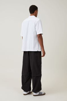 Parachute Super Baggy Pant Uniqlo Parachute Pants, Summer Streetwear Relaxed Fit Parachute Pants, Casual Oversized Parachute Pants With Cargo Pockets, Versatile Relaxed Fit Nylon Cargo Pants, Versatile Relaxed Fit Pants For Streetwear, Versatile Relaxed-fit Pants For Streetwear, Relaxed Fit Nylon Pants For Streetwear, Casual White Parachute Pants For Outdoor, Relaxed Fit Nylon Cargo Pants For Streetwear