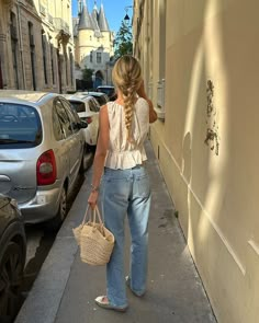 9 Chic European Summer Outfits I Can't Wait to Re-Create | Who What Wear UK Spring Outfit Ideas For Women, Europe Summer Outfits, European Outfits, Spring Outfits Ideas, European Summer Aesthetic, Uk Summer, Runway Outfits, London Outfit