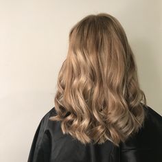 Sand Hair, Cool Blonde Hair Colour, Hair Color Guide, Dark Blonde Hair Color, Cool Blonde Hair, Dark Blonde Hair, Pretty Hair Color, Haircuts For Medium Hair, Hair Color And Cut