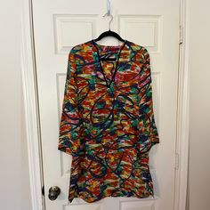 Carolina Herrera 100% Silk Dress/Tunic Size Xs Casual Multicolor V-neck Tunic, Multicolor V-neck Mini Dress With Vibrant Print, Vibrant Print V-neck Tunic, Spring Multicolor V-neck Tunic, Spring Vibrant Print Tunic, Spring Tunic With Vibrant Print, Vibrant Multicolor V-neck Mini Dress, Multicolor Floral Print Spring Tunic, Multicolor Spring Vacation Tunic