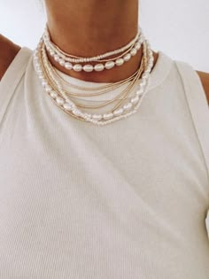 Pearl Necklace 2023, Cool Pearl Necklace, Styling Pearl Necklace, Necklace Beads Ideas, Pearl Necklace Diy, Pearl Necklace Outfit, Necklaces 2023, Beaded Pearl Necklace, Accessories 2023