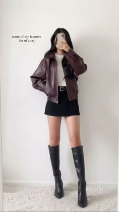 winter fall aesthetic outfit inspo Korean Boots Outfit, Causal Outfit Ideas For Women, Dark Feminine Outfits For School, Winter Concert Outfit Ideas, Winter Fall Aesthetic, Kalaw, Fall Aesthetic Outfit, Winter Date Outfits, Classy Outfits For Women