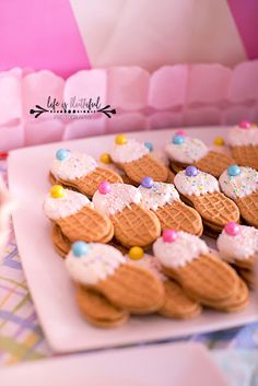 there are many cookies that have been made to look like ice cream cones on them