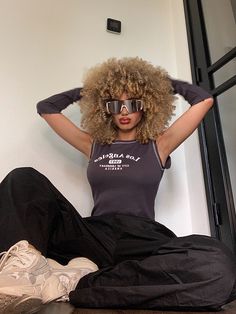 Blonde Curly Fro, Afro Bangs, Y2k Acubi, Blonde Afro, Curly Fro, Ig Pics, Cool Outfit, Hair Crush, Hair Curly