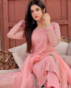 Pink Girls Dp, Pakistani Actress Outfit, Shdi Dress, Laiba Khan Pakistani Actress, Laiba Khan, Beautiful Gown Designs, Desi Fashion Casual, Fashion Top Outfits