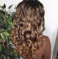 Curly Brunette With Highlights, Golden Highlights Brown Hair Curly, Cinnamon Balayage Curly Hair, Pintura Highlights Curly Brunette, Wavy Hair Highlights Caramel, Caramel Highlights Wavy Hair, Pintura Highlights Curly Caramel, Magical Hairstyles, Caramel Balayage Curly Hair