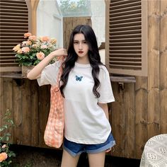 White Cotton Tops With Butterfly Embroidery, Short Sleeve Cotton Tops With Butterfly Embroidery, Casual White Top With Butterfly Embroidery, 90s Grunge Summer, Pastel Goth Style, Summer Y2k Outfits, Outfits Pastel, Grunge Summer, Y2k Butterfly