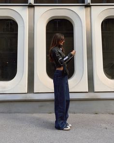 Veste en cuir baggy adidas noir look inspiration street style Samba Adidas, Girl Ootd, Baggy Jean, Casual Work Outfit, Street Style Paris, Paris Street Style, City Girl, Minimalist Outfit, European Fashion