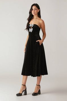 An embellished velvet midi dress featuring strapless, front bow trim, A line skirt and back zipper closure Details: Self: 95% Polyester 5% SpandexLining : 100% Polyester Size & Fit - Model is 5`8" And Wearing Size Small- Measurements Taken From Size Small- Approx. Length: 43" What To Wear Fall, Velvet Midi Dress, Line Skirt, Fashion Business, 70 Dress, Curve Dresses, Black Midi Dress, Holiday Dresses, Outerwear Women