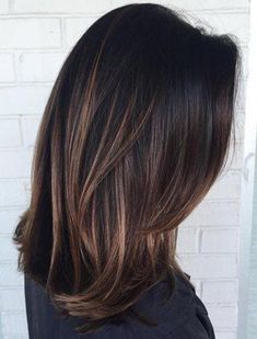 Carmel highlights on dark brown hair #highlights #haircolor Balayage Straight, Caramel Highlights, Brown Balayage, Hair Color Highlights, Short Hairstyle