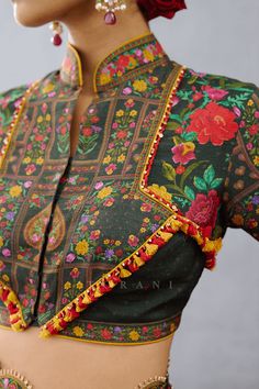 The dil shaad aiman blouse is a stylish addition to any wardrobe. Crafted in south silk slub and decorated with tassels, this printed black blouse brings a bold and feminine touch to the sari. Western Style Saree Blouse, Patchwork Saree Blouse, Garba Outfit Blouse Design, Printed Blouse Design, Burmese Outfit, Blouses Indian