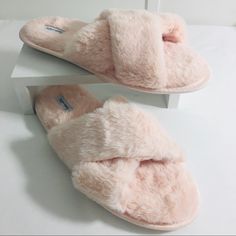 Splendid Pink Faux Fur Slippers Soft Size M/L Fits Size 8-9 New Without Tags R3 Pink Slippers, Faux Fur Slippers, Pink Faux Fur, Fur Slippers, Faux Fur, Slippers, Women Shoes, Crystals, Tags