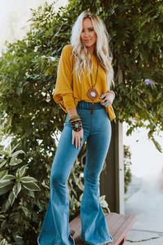 Bell Bottom Flare Jeans, Womens Bell Bottom Jeans, Bell Bottom Jeans Outfit Spring, Boho Jeans Outfit, How To Style Bell Bottoms Jeans, Bell Bottom Outfit Ideas, Bell Bottom Outfit, Bell Bottom Jeans Outfit