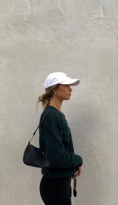 Cute Outfits With Baseball Caps, Ball Cap Outfits, Summer Outfits With Hats, Cap Outfits For Women, Minimalist Wardrobe Capsule, October Fashion, Wardrobe Capsule