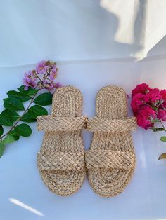 Woven slippers made of natural hyacinth, rubber sole, They are very lightweight and comfortable. Good for beach day or any day also can use indoor and outdoor. perfect for summer and spring. complete look with natural aesthetic look.  They are 100% handmade and made to order,the bottom made from natural materials and on the top decorated with handmade woven macrame.  This product is low impact to environment. The quality is great with handmade.    Size          S  EU 35 -36          M EU 36-37 Macrame Shoes, Straw Slippers, Yoga Sandals, Woven Macrame, Natural Aesthetic, Simi Valley, Boho Sandals, Sandals Beach, Woven Sandals