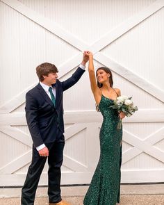 Fitted Green Prom Dress, Green Dress Prom Couple, Green Couple Prom, Green Hoco Dress Long, Sparkly Green Prom Dress, Prom Dresses Brunette Hair, Couples Prom Photos, Green Prom Dress Inspiration, Prom Couple Picture Ideas