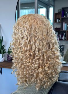 Pretty Blonde Curly Hair, 3b Blonde Curly Hair, Blonde 2c Curly Hair, Curly Hair 3a/3b, Blonde Hair Color Ideas Curly, Big Blonde Curly Hair, 3a Blonde Hair, Blonde Hair Curly Natural, Blonde 2c Hair