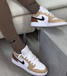 Casual Shoes Women Sneakers, Nike Shoes Girls, Shoes Heels Classy, Shoes Outfit Fashion, Sneakers Looks