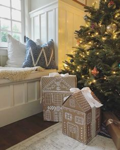 Gingerbread inspired gift box in cozy living room Christmas Creative Gift Ideas, New Home Christmas Gift, Cute Christmas Gift Wrapping Ideas, Christmas Little Gifts, Christmas Box Decoration Ideas, Small Tree Decorating Ideas, Holiday Gift Box Ideas, Gift Ideas For Him, Crafty Christmas Gift Ideas